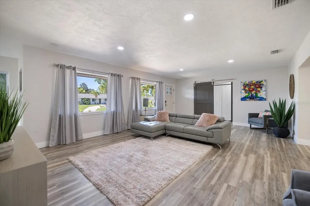 2513 Mineola Way Sarasota FL 34239