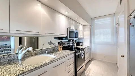 1085 Gulf Of Mexico Drive Longboat Key FL 34228