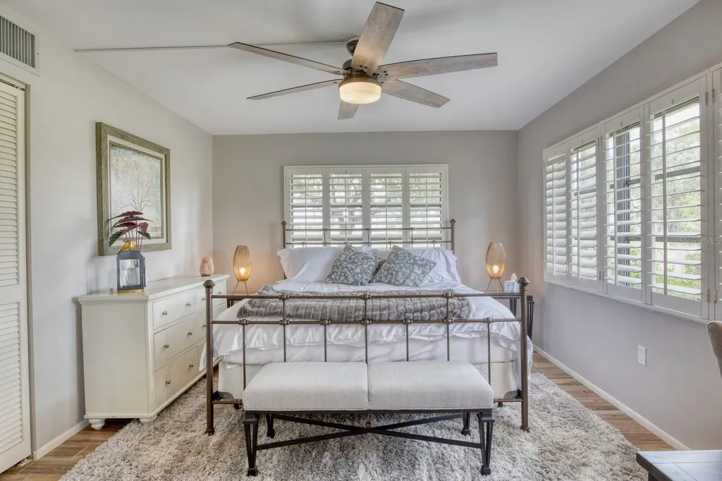5640 Golf Pointe Drive Sarasota FL 34243