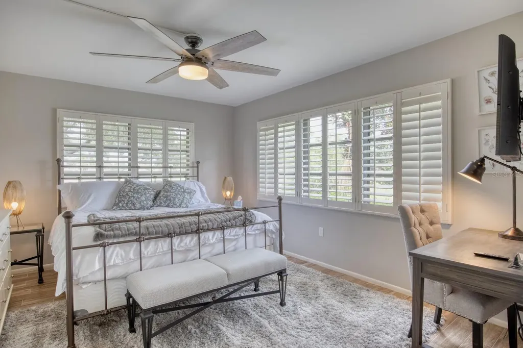5640 Golf Pointe Drive Sarasota FL 34243