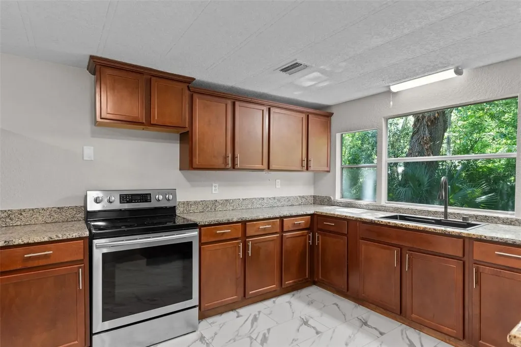 3547 Cr 405 Lake Panasoffkee FL 33538