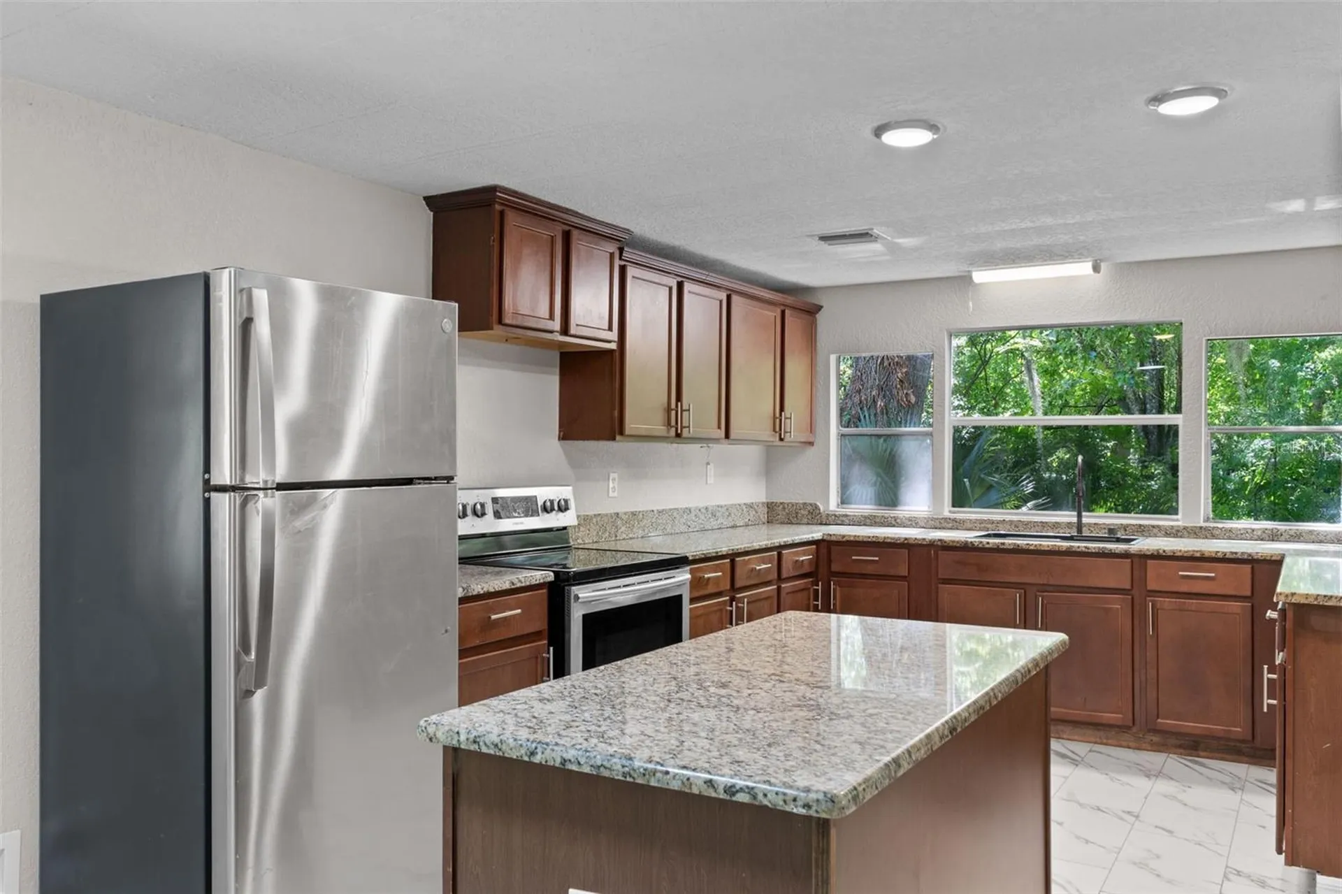 3547 Cr 405 Lake Panasoffkee FL 33538