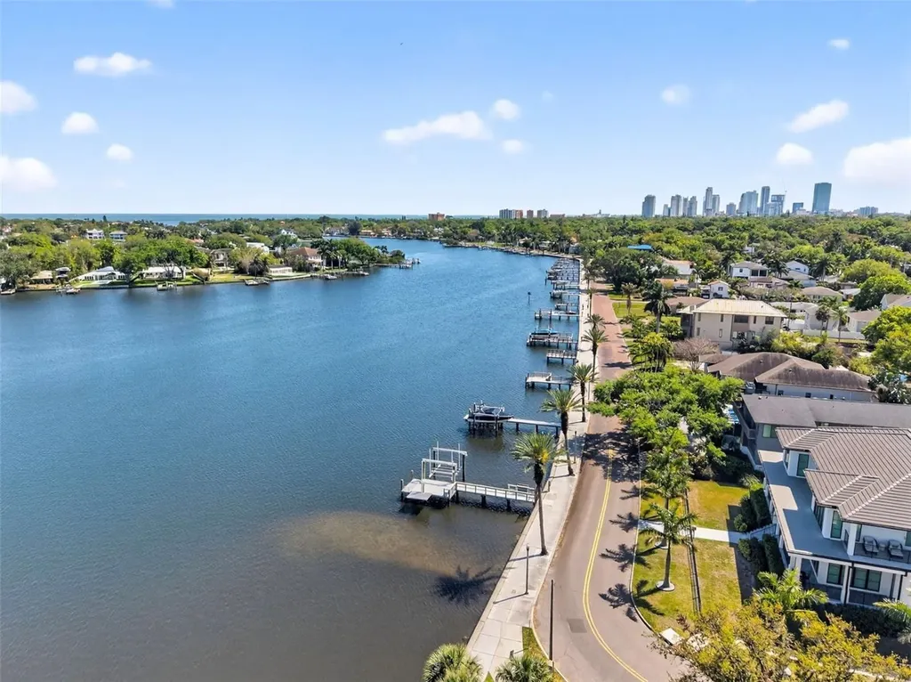 169 27th Avenue N St Petersburg FL 33704