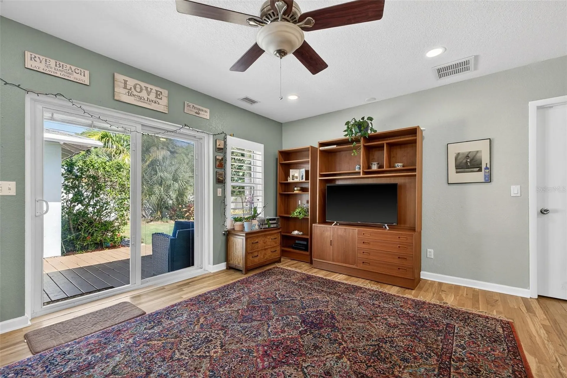 169 27th Avenue N St Petersburg FL 33704