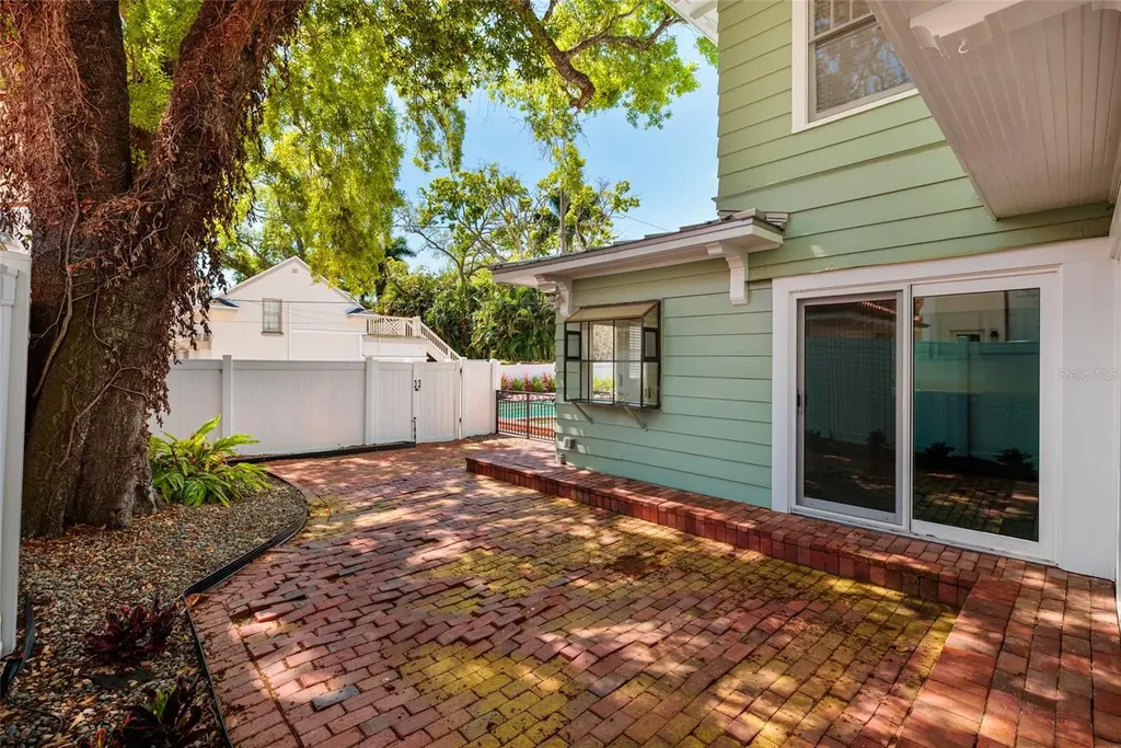 756 17th Avenue NE St Petersburg FL 33704