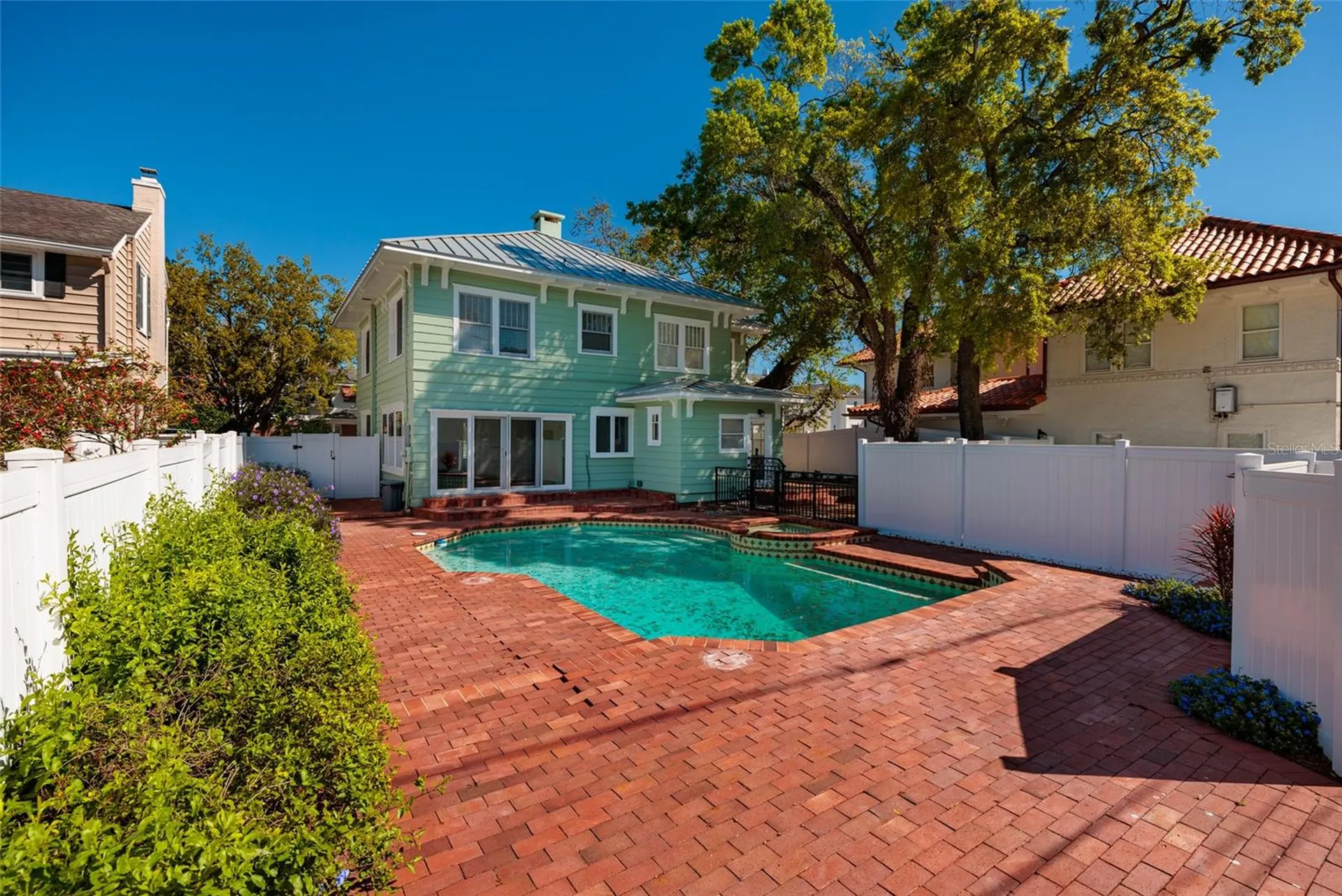 756 17th Avenue NE St Petersburg FL 33704