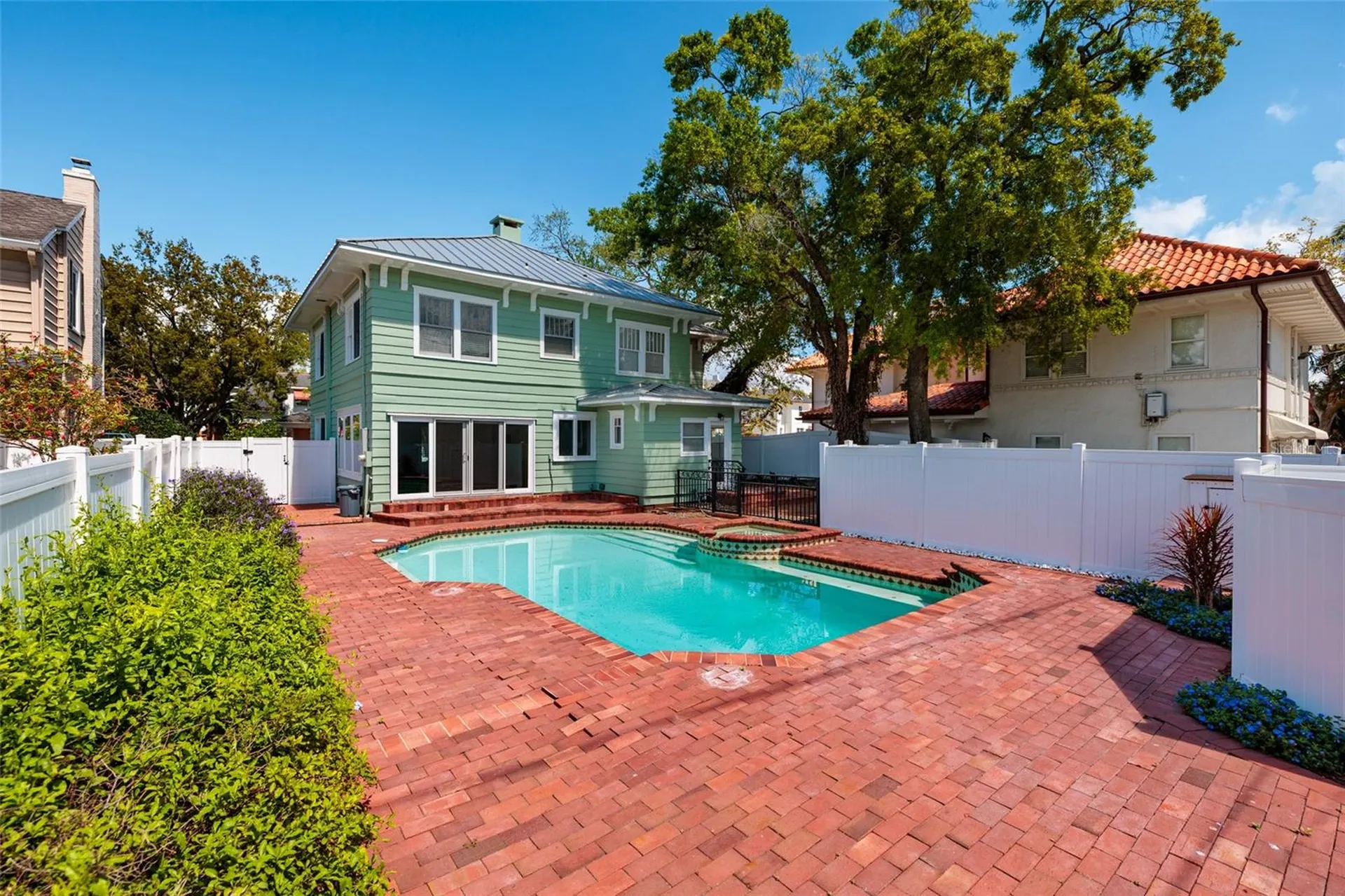 756 17th Avenue NE St Petersburg FL 33704
