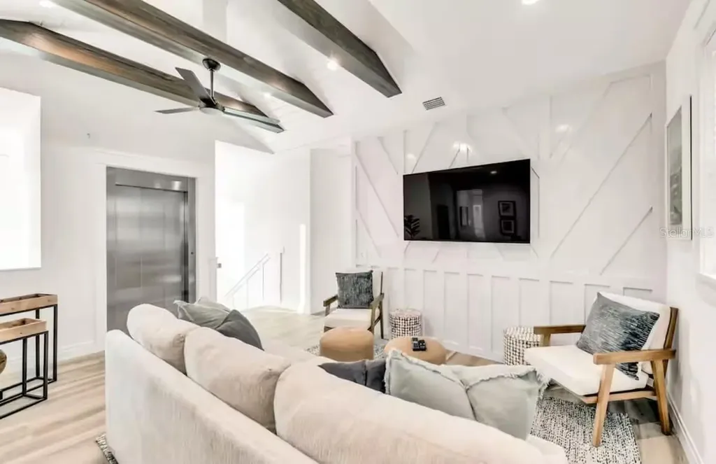85 Avenida Messina Sarasota FL 34242