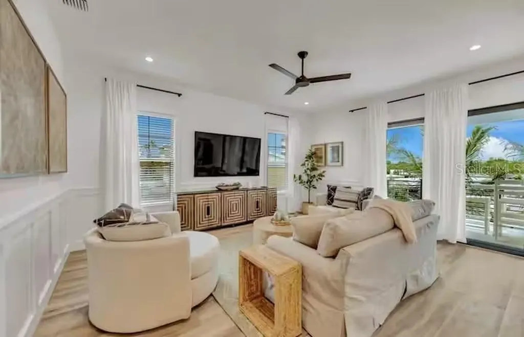 85 Avenida Messina Sarasota FL 34242
