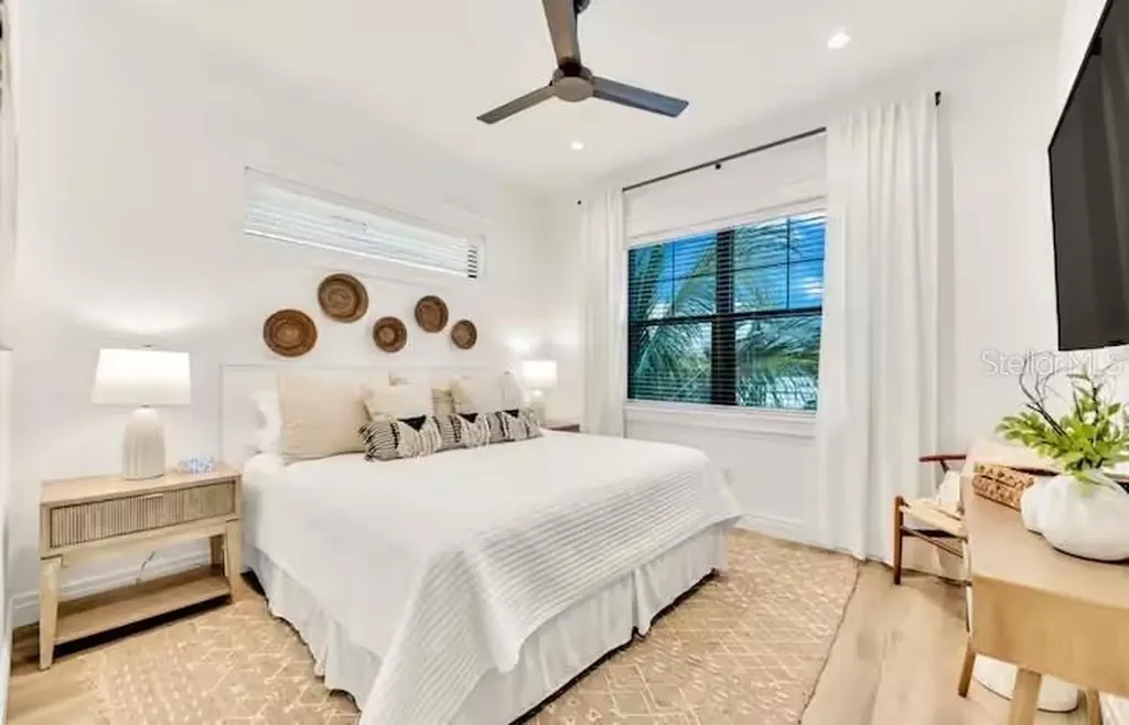 85 Avenida Messina Sarasota FL 34242