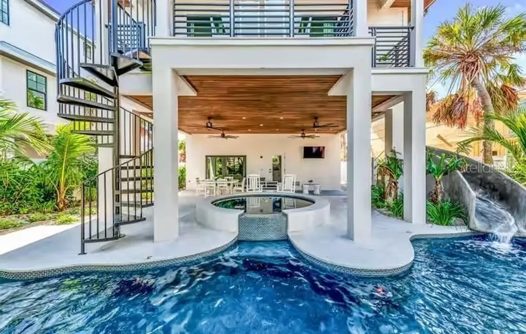 85 Avenida Messina Sarasota FL 34242