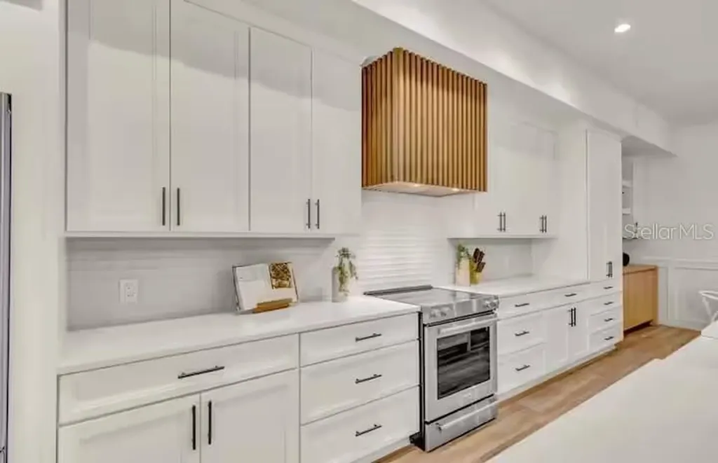 85 Avenida Messina Sarasota FL 34242