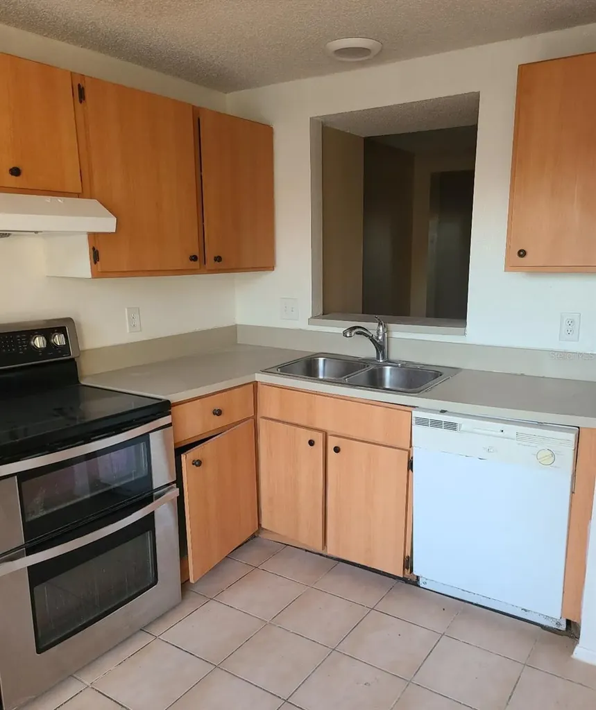 4916 Silver Oaks Village Orlando FL 32808