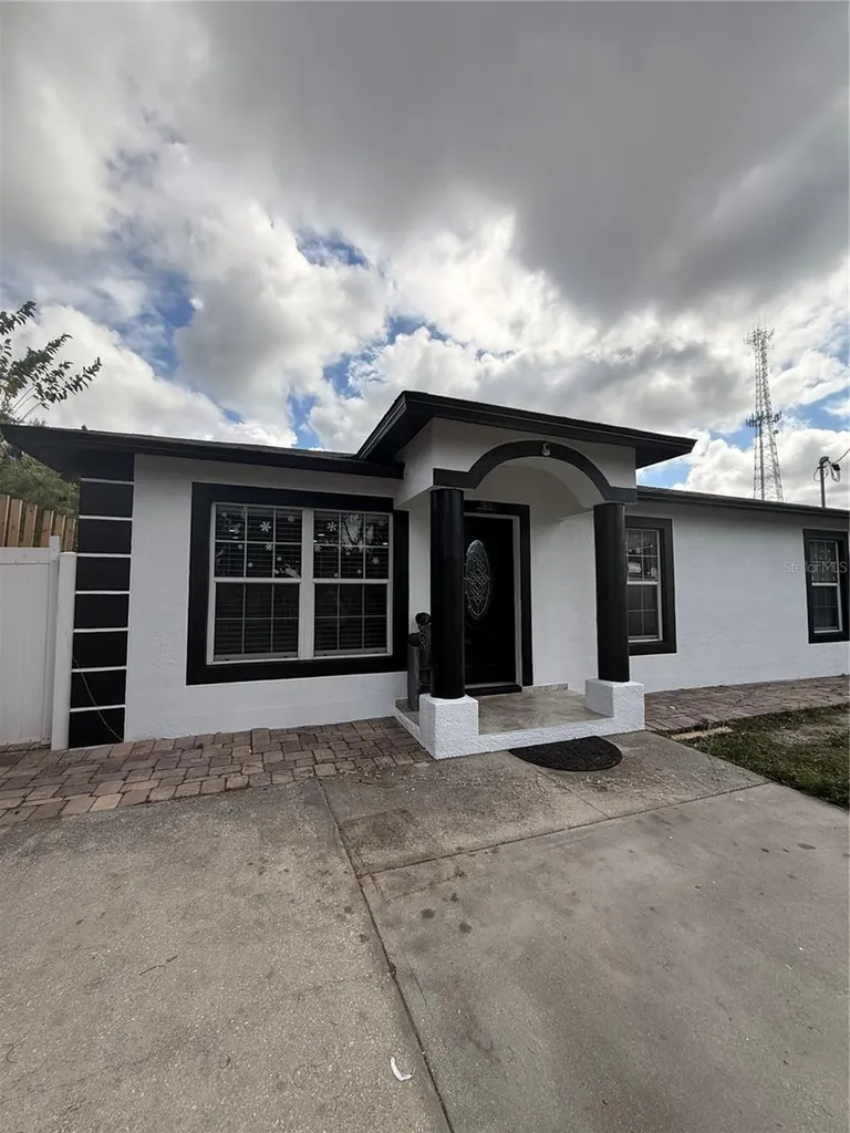 1305 E Louise Avenue Tampa FL 33603