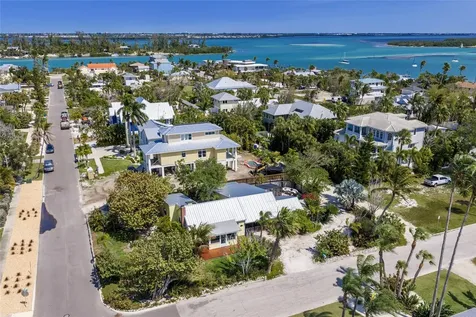 7030 Poinsettia Avenue Longboat Key FL 34228