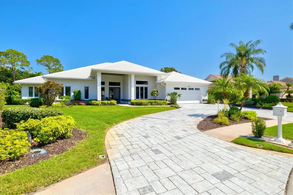 7305 Links Court Sarasota FL 34243