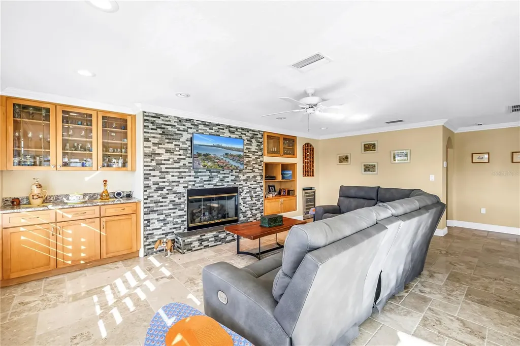 1939 Hawaii Avenue NE St Petersburg FL 33703