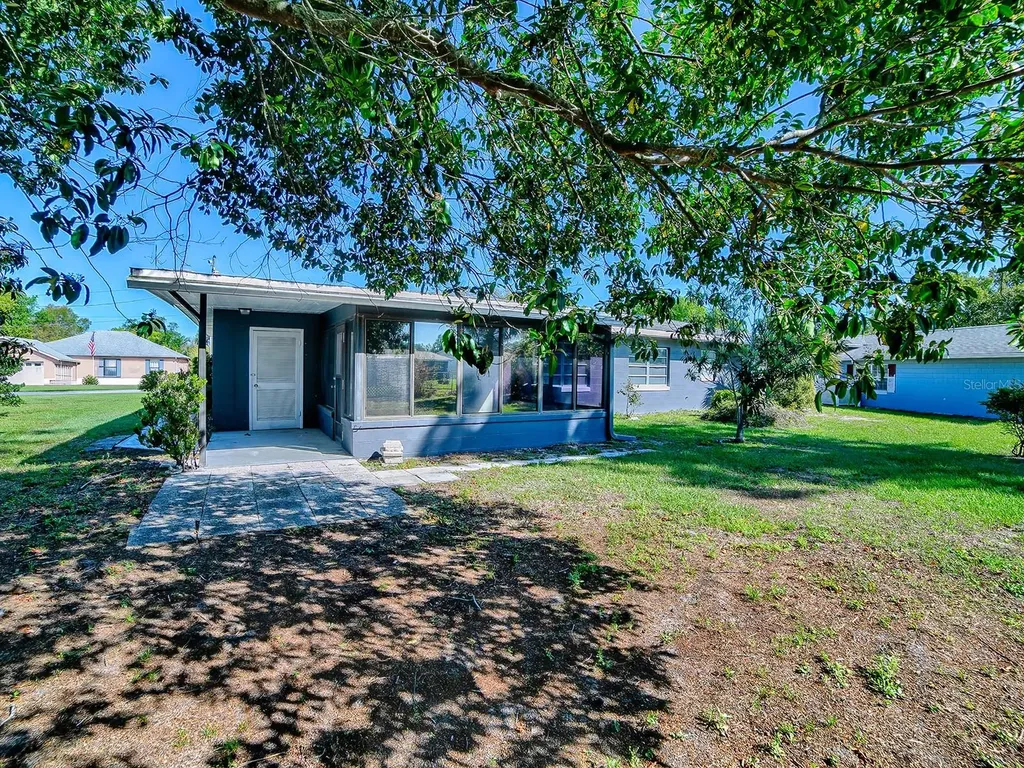 5 Oak Street Yalaha FL 34797