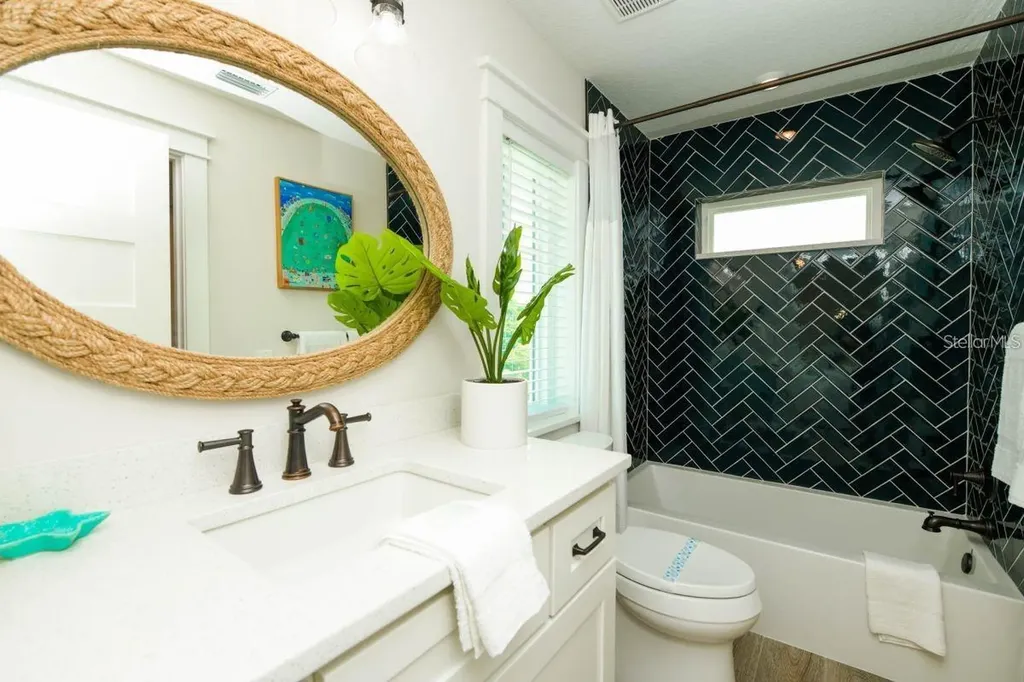 332 Avenida De Mayo Sarasota FL 34242