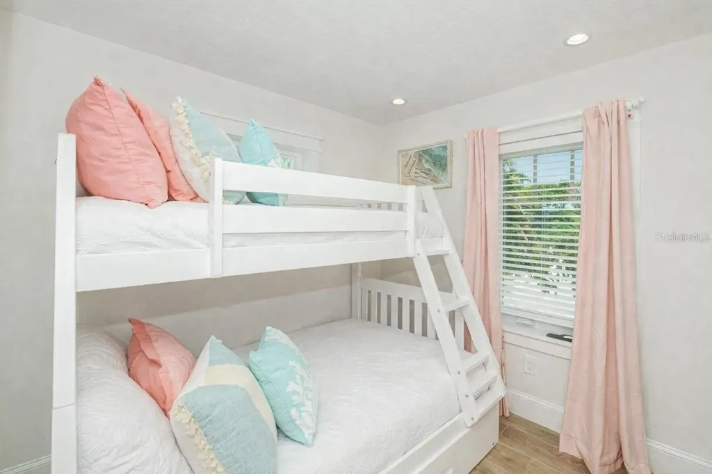 332 Avenida De Mayo Sarasota FL 34242