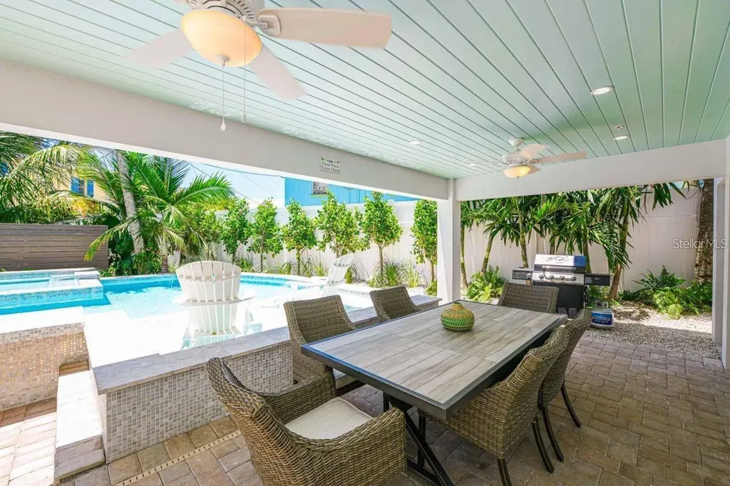 332 Avenida De Mayo Sarasota FL 34242