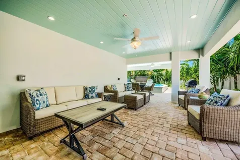 332 Avenida De Mayo Sarasota FL 34242