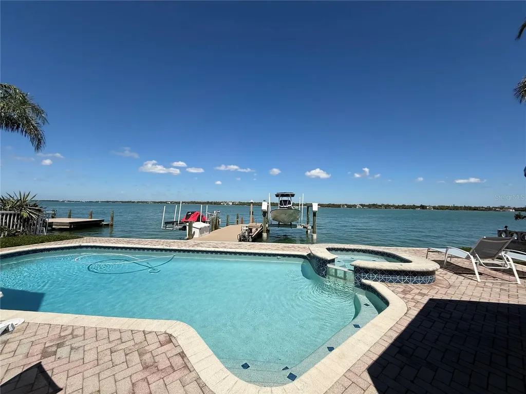 11445 9th Street E Treasure Island FL 33706
