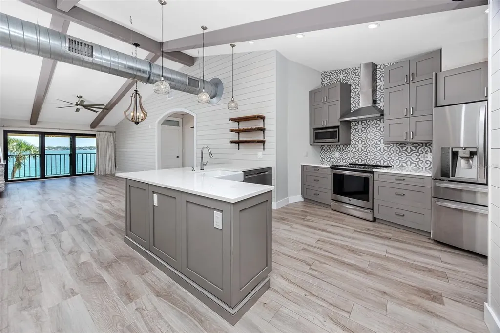 7540 Sunshine Skyway Lane S St Petersburg FL 33711