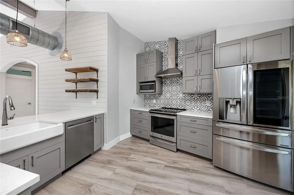 7540 Sunshine Skyway Lane S St Petersburg FL 33711