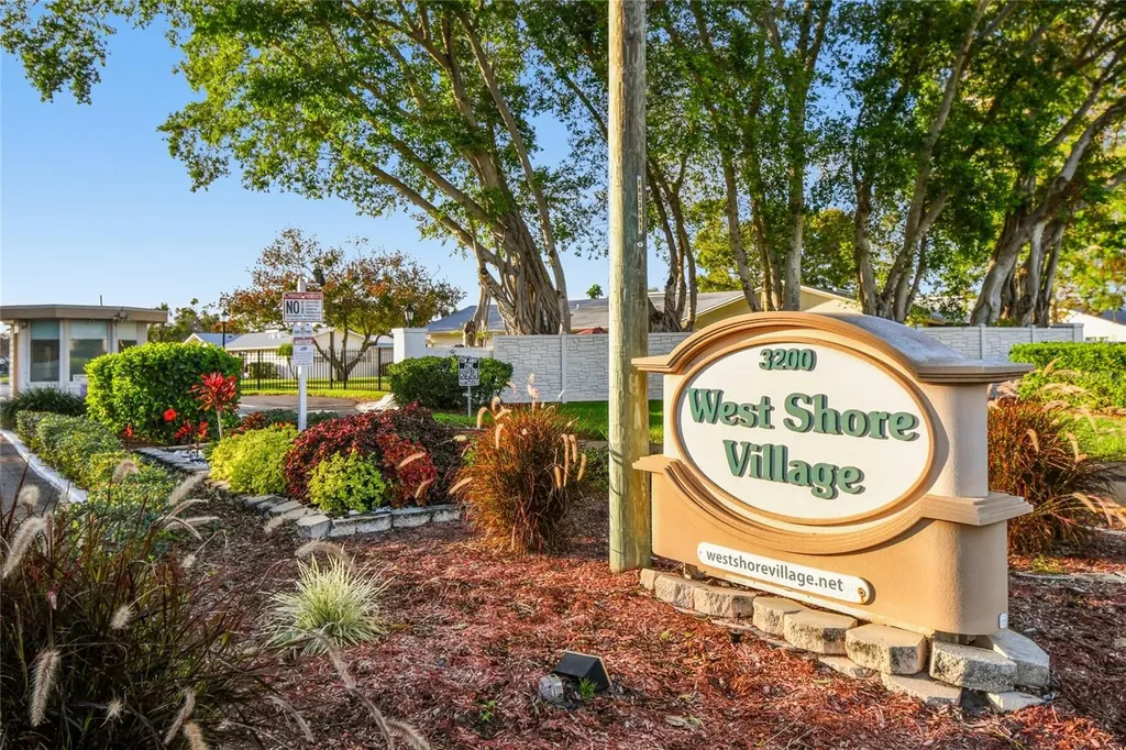 3280 37th Way S St Petersburg FL 33711