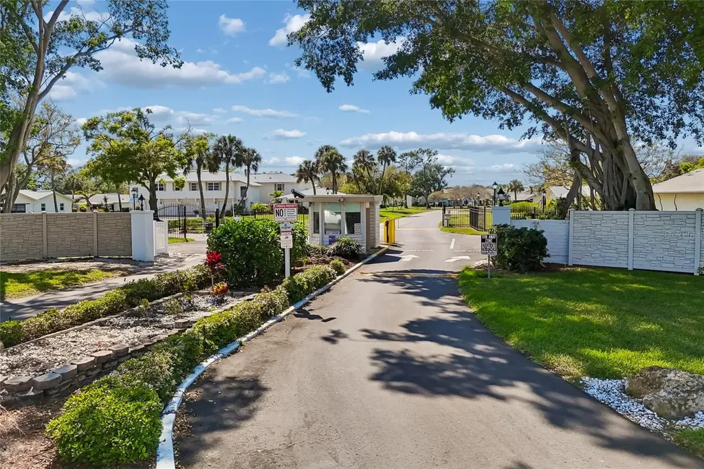 3280 37th Way S St Petersburg FL 33711
