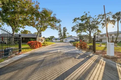 3280 37th Way S St Petersburg FL 33711