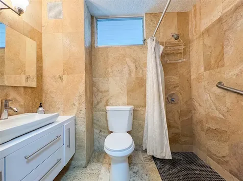 1 Madrid Cond. Lakeshore Miramar PR 00907