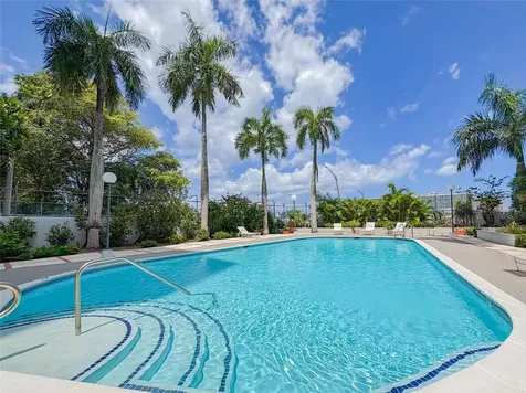 1 Madrid Cond. Lakeshore Miramar PR 00907