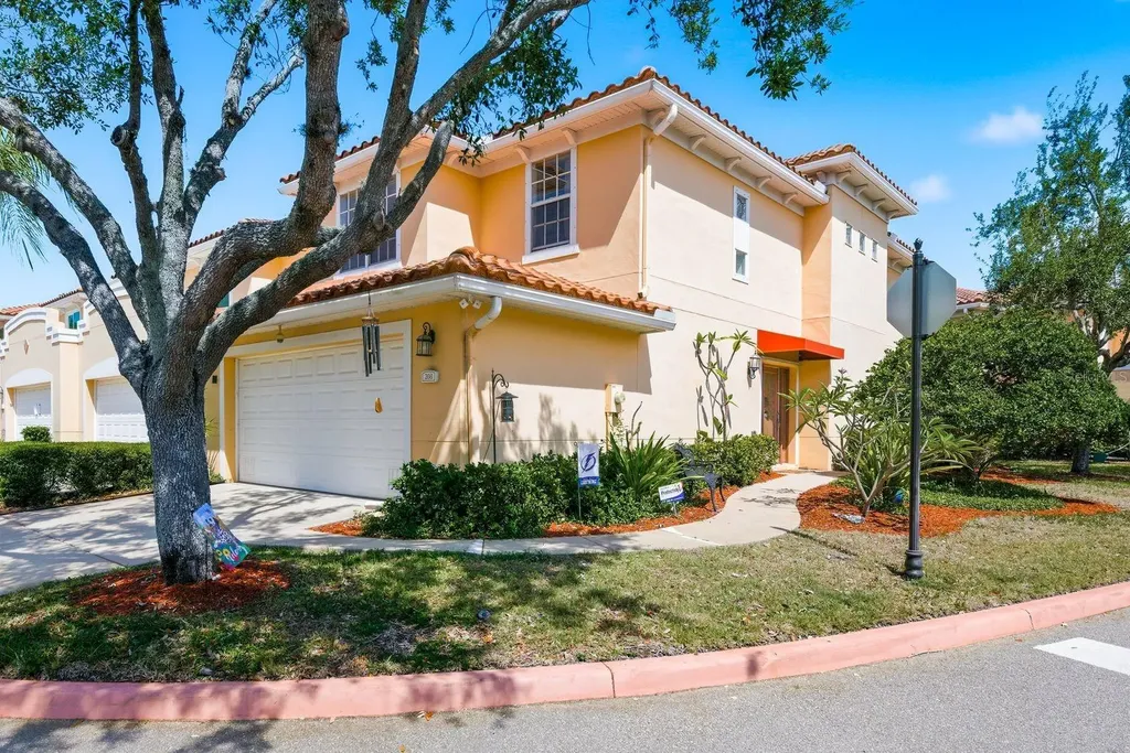 208 Valencia Circle St Petersburg FL 33716