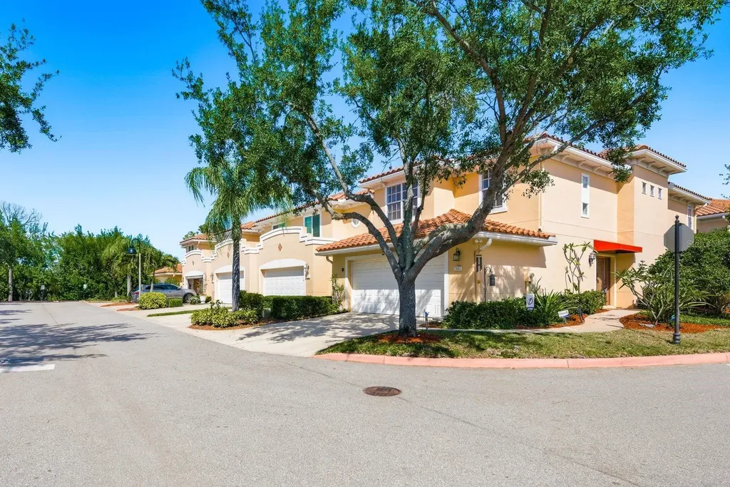 208 Valencia Circle St Petersburg FL 33716
