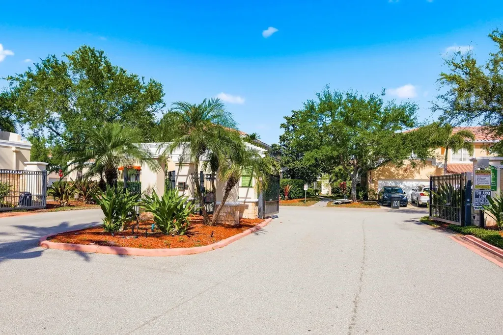 208 Valencia Circle St Petersburg FL 33716
