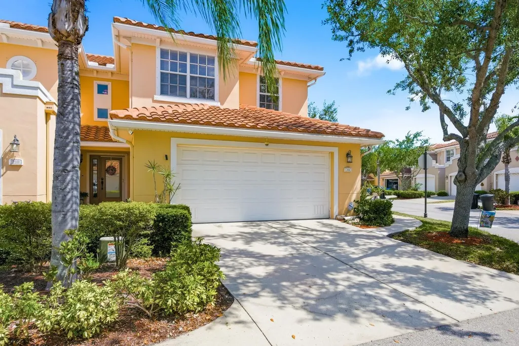 208 Valencia Circle St Petersburg FL 33716