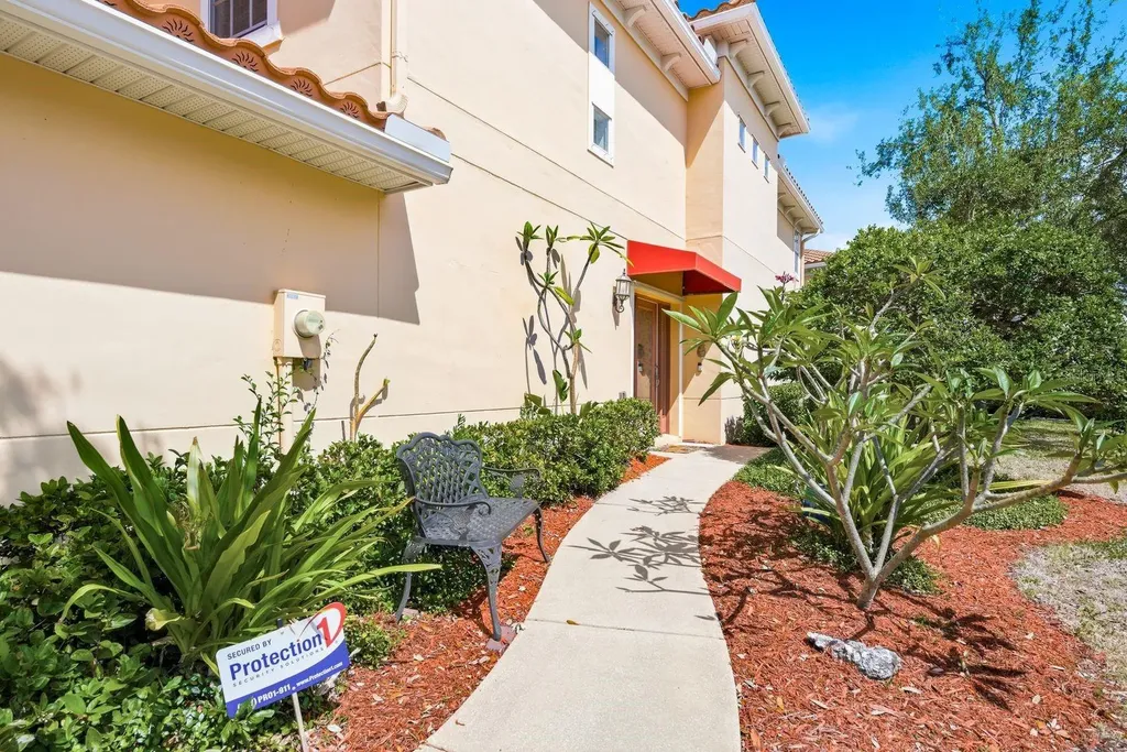 208 Valencia Circle St Petersburg FL 33716