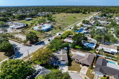 8645 Pinetree Drive W Seminole FL 33772