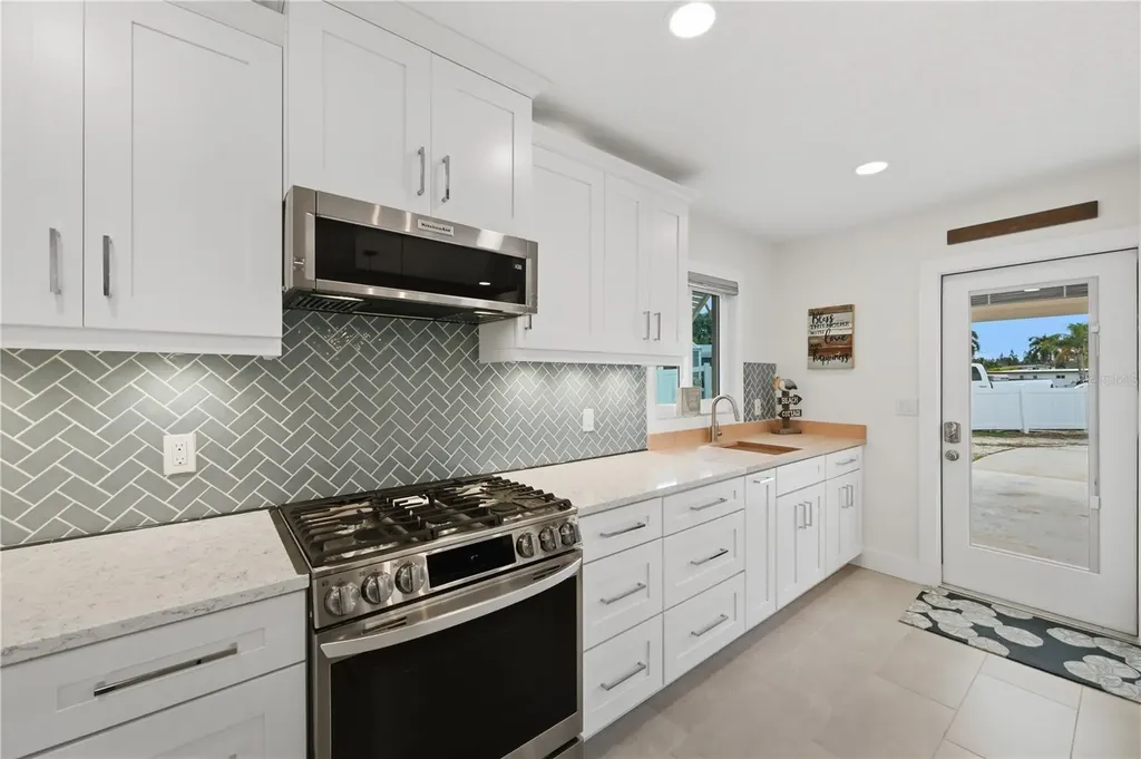211 21st Street NE Bradenton FL 34208