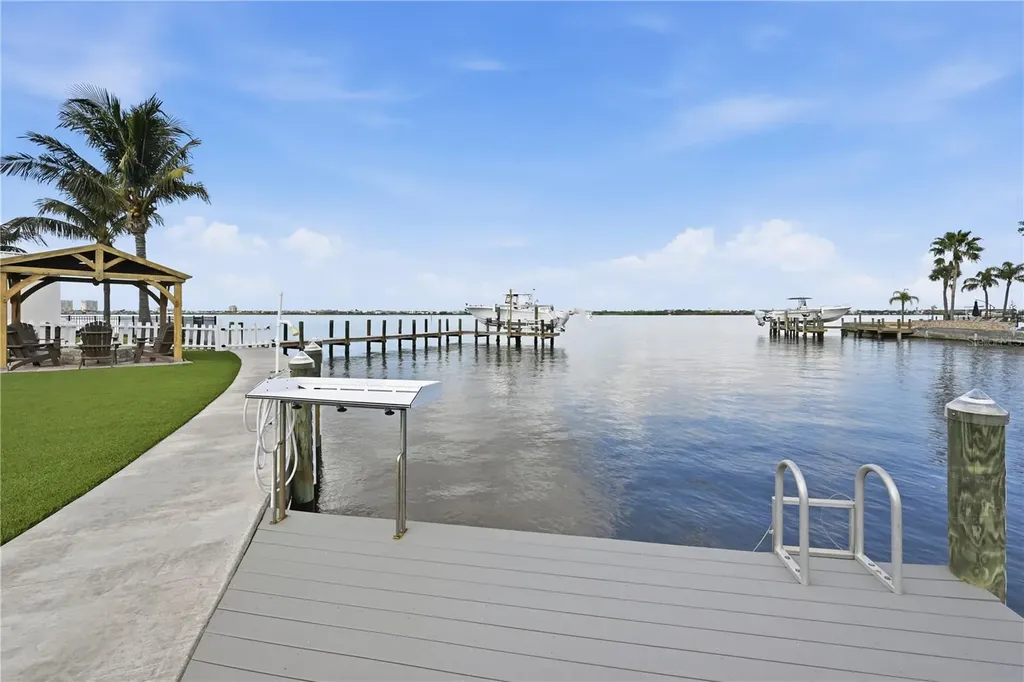 211 21st Street NE Bradenton FL 34208