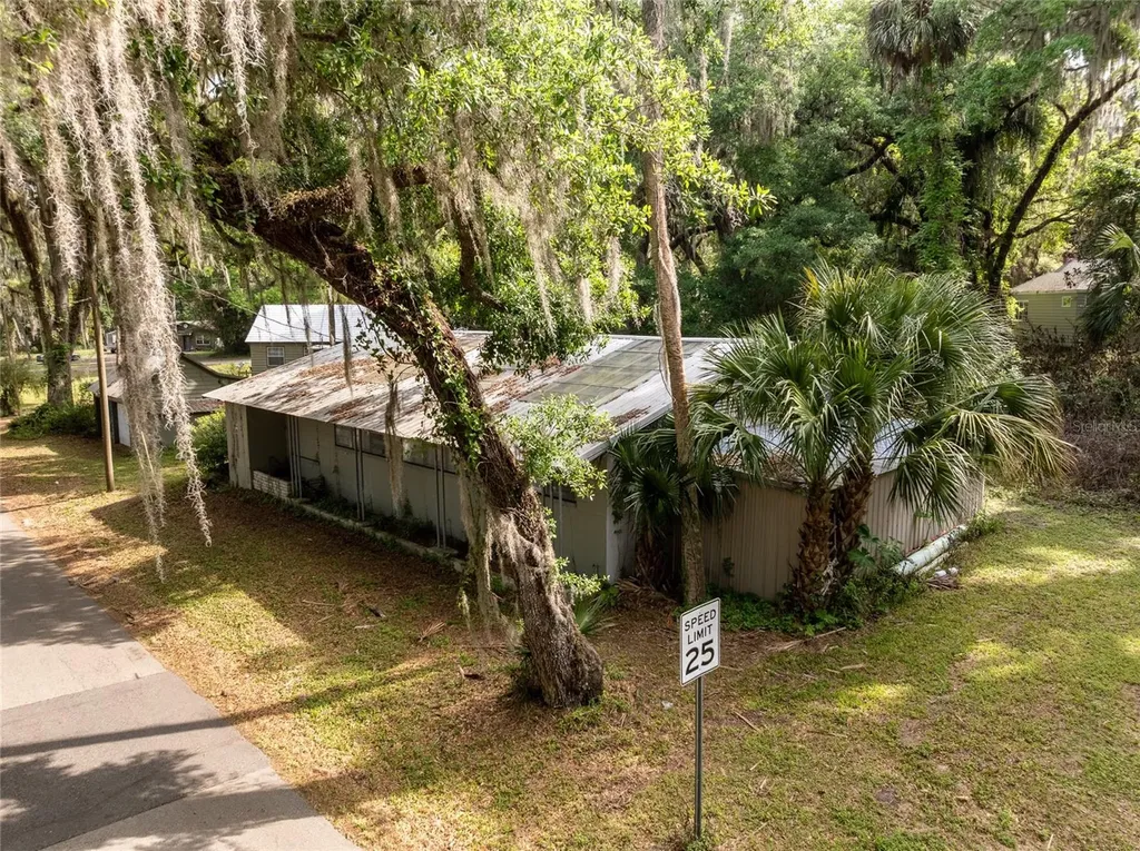 520 Desoto Avenue De Leon Springs FL 32130