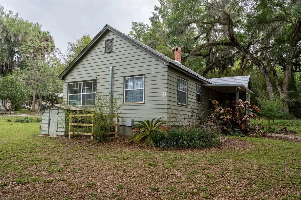 520 Desoto Avenue De Leon Springs FL 32130