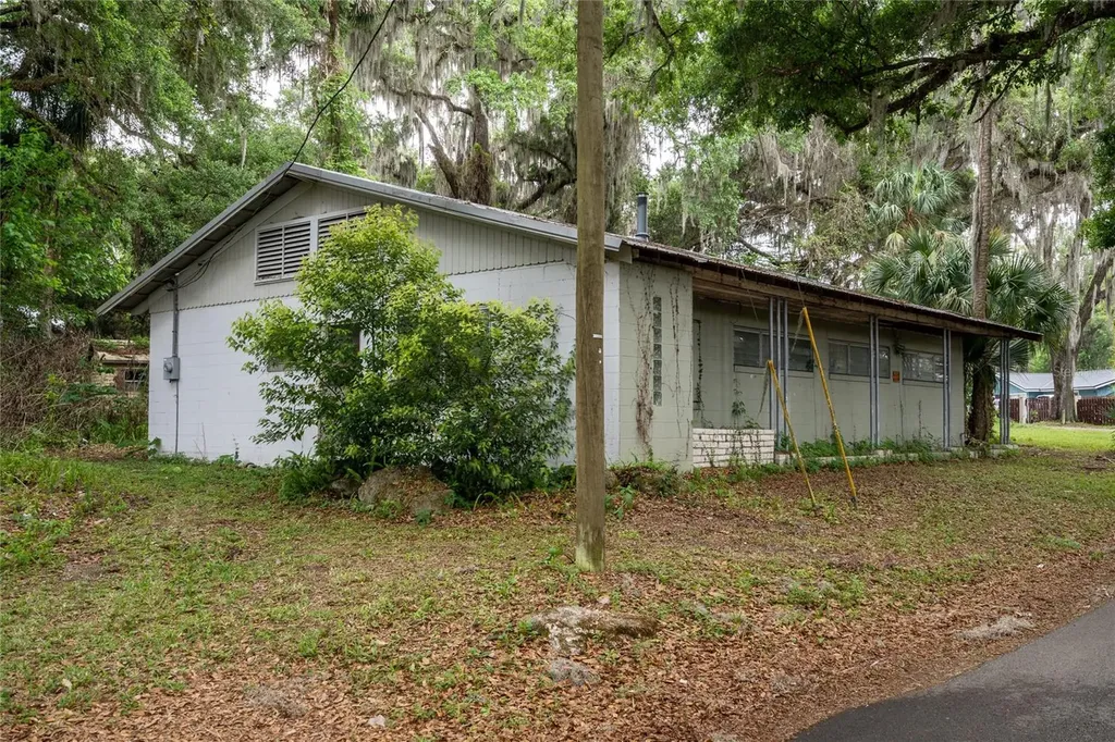 520 Desoto Avenue De Leon Springs FL 32130