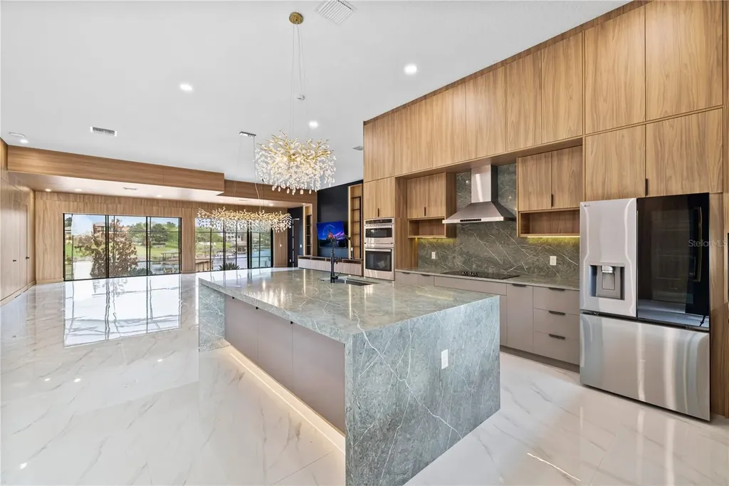 812 Johns Point Drive Oakland FL 34787