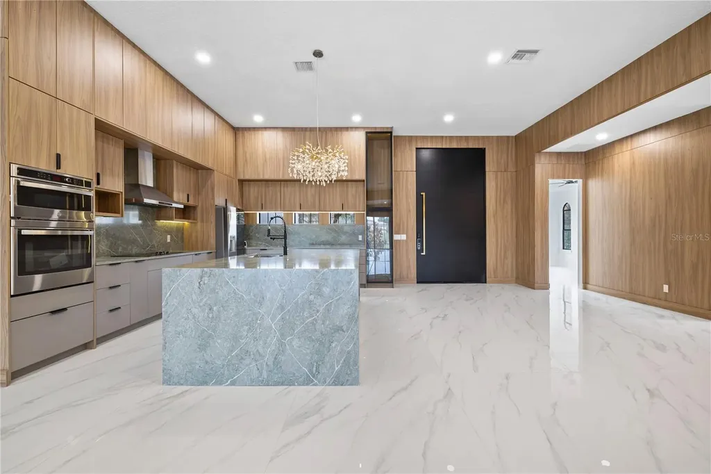 812 Johns Point Drive Oakland FL 34787
