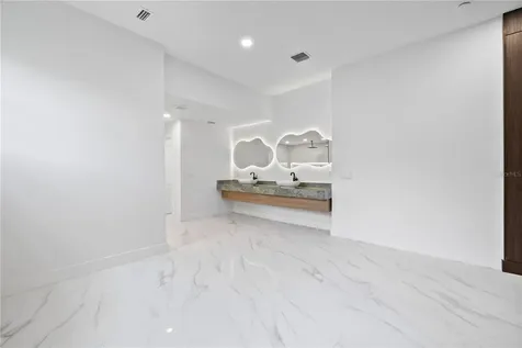 812 Johns Point Drive Oakland FL 34787