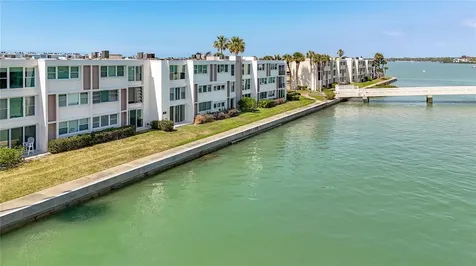 7425 Bay Island Drive S South Pasadena FL 33707