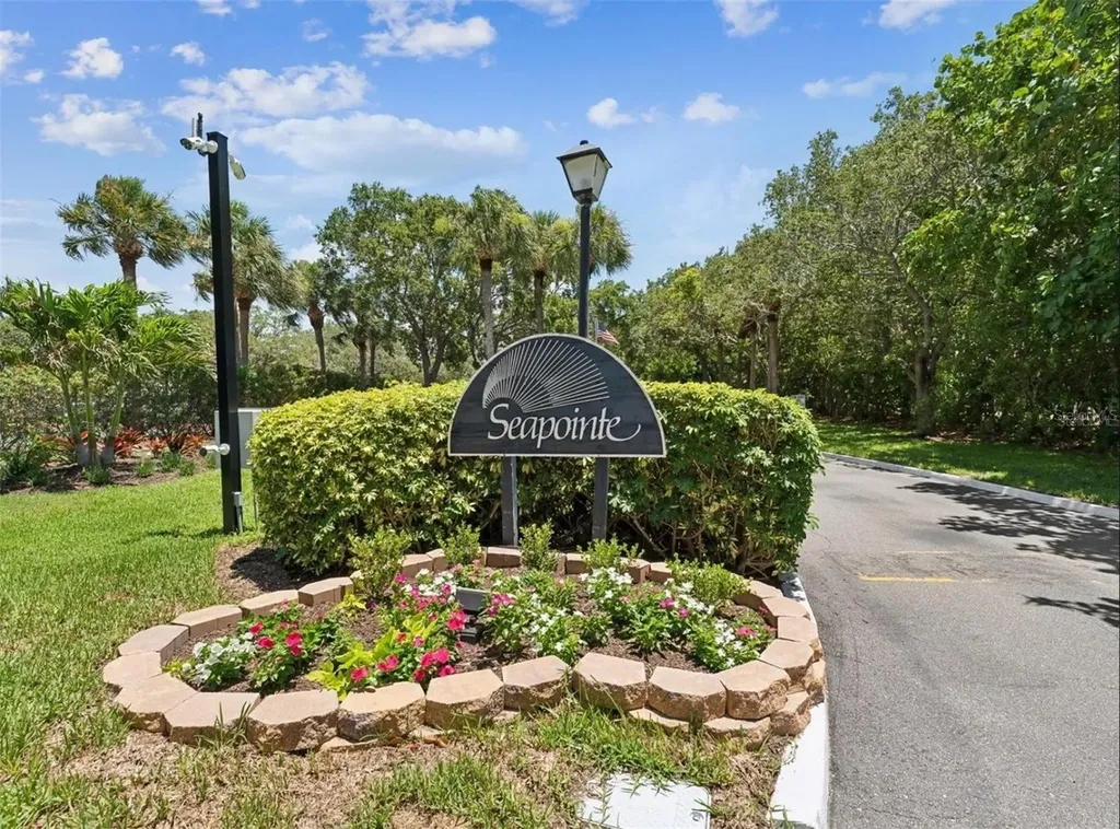 7520 Sunshine Skyway Lane S St Petersburg FL 33711